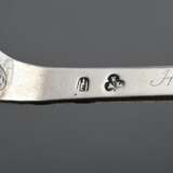 2 Diverse Altonaer Löffel mit floraler Gravur sowie Widmung "H. Beckmann 1811/H.C.G. Schröder 1785", MZ: Friedrich Adam Löwenhagen II (1742-1812) und Friedrich Löwenhagen (1789-1848), um 1785-1810, Silber, 145g… - photo 6