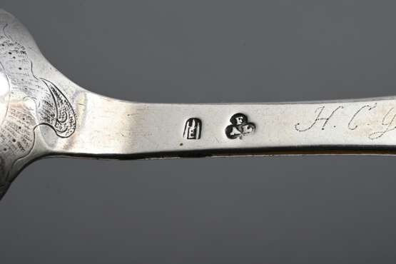 2 Diverse Altonaer Löffel mit floraler Gravur sowie Widmung "H. Beckmann 1811/H.C.G. Schröder 1785", MZ: Friedrich Adam Löwenhagen II (1742-1812) und Friedrich Löwenhagen (1789-1848), um 1785-1810, Silber, 145g… - photo 6