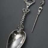2 Diverse Teile antikes Besteck: Rattenschwanzlöffel mit plastischem Griff "Springendes Pferd" und Miniatur Spieß "Apostel", Holland 19.Jh., Silber, zus. 65g, L. 20/11cm - photo 1