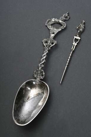 2 Diverse Teile antikes Besteck: Rattenschwanzlöffel mit plastischem Griff "Springendes Pferd" und Miniatur Spieß "Apostel", Holland 19.Jh., Silber, zus. 65g, L. 20/11cm - photo 1