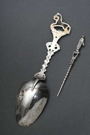 2 Diverse Teile antikes Besteck: Rattenschwanzlöffel mit plastischem Griff "Springendes Pferd" und Miniatur Spieß "Apostel", Holland 19.Jh., Silber, zus. 65g, L. 20/11cm - photo 2