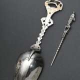 2 Diverse Teile antikes Besteck: Rattenschwanzlöffel mit plastischem Griff "Springendes Pferd" und Miniatur Spieß "Apostel", Holland 19.Jh., Silber, zus. 65g, L. 20/11cm - photo 2