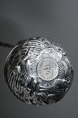 2 Diverse antike Schöpfkellen mit Walbarten Griffen und Münzen "King George III 1763" und "Leopold II 1784" in floral getriebener und einfacher Silber Laffe, zus. 82g, L. 32/35cm - фото 3