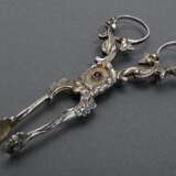 Rokoko Zuckerschere mit rotem Glasstein in vegetabil gearbeiteten Zangen, 18.Jh., Silber, 51g, L. 12,3cm - photo 2