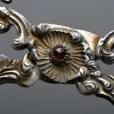 Rokoko Zuckerschere mit rotem Glasstein in vegetabil gearbeiteten Zangen, 18.Jh., Silber, 51g, L. 12,3cm - photo 3