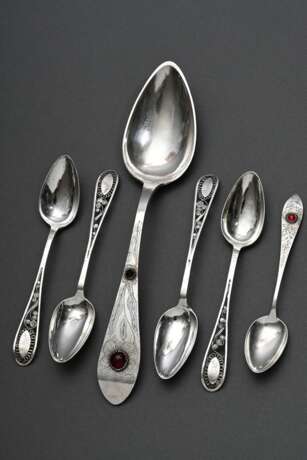 6 Diverse Löffel mit floralem Filigraneinsatz, Gravur und roten Glassteinen, 19.Jh., Monogramm in Punktgravur, Silber 12 Lot / 800, zus. 124g - фото 1