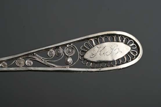 6 Diverse Löffel mit floralem Filigraneinsatz, Gravur und roten Glassteinen, 19.Jh., Monogramm in Punktgravur, Silber 12 Lot / 800, zus. 124g - фото 4