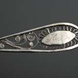 6 Diverse Löffel mit floralem Filigraneinsatz, Gravur und roten Glassteinen, 19.Jh., Monogramm in Punktgravur, Silber 12 Lot / 800, zus. 124g - фото 4