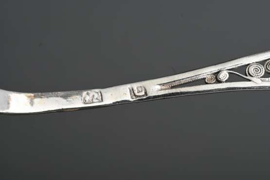 6 Diverse Löffel mit floralem Filigraneinsatz, Gravur und roten Glassteinen, 19.Jh., Monogramm in Punktgravur, Silber 12 Lot / 800, zus. 124g - фото 5