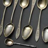 8 Diverse Teile Besteck: 2 kleine Salzlöffelchen mit plastischem Stiel und 6 zarte vergoldete Mokkalöffel mit floralem Relief, Silber 800, 66g - photo 1