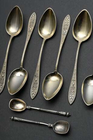 8 Diverse Teile Besteck: 2 kleine Salzlöffelchen mit plastischem Stiel und 6 zarte vergoldete Mokkalöffel mit floralem Relief, Silber 800, 66g - photo 1