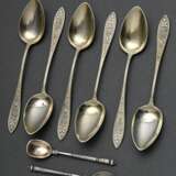 8 Diverse Teile Besteck: 2 kleine Salzlöffelchen mit plastischem Stiel und 6 zarte vergoldete Mokkalöffel mit floralem Relief, Silber 800, 66g - photo 2