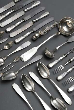 29 Teile österreichisches Besteck in Original Kasten, MZ: HG, Radmarke B (Prag), Silber 887g (o.Messer und Gabeln), bestehend aus: je 6 Messern, Löffeln, Gabeln, Teelöffel, 1 Suppenkelle, 2 Zuckerlöffel mit Muschellaffe,… - photo 4