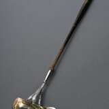 Hamburger Bowlenkelle mit gedrechseltem Holzgriff und fein gravierter Silber Laffe "Turteltauben" an floraler Montierung, innen Reste von Vergoldung, L. 46cm, Gebrauchsspuren - photo 1