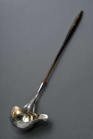 Hamburger Bowlenkelle mit gedrechseltem Holzgriff und fein gravierter Silber Laffe "Turteltauben" an floraler Montierung, innen Reste von Vergoldung, L. 46cm, Gebrauchsspuren - photo 1