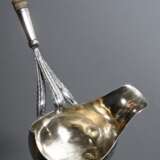 Hamburger Bowlenkelle mit gedrechseltem Holzgriff und fein gravierter Silber Laffe "Turteltauben" an floraler Montierung, innen Reste von Vergoldung, L. 46cm, Gebrauchsspuren - photo 2