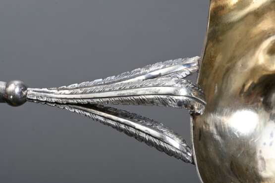 Hamburger Bowlenkelle mit gedrechseltem Holzgriff und fein gravierter Silber Laffe "Turteltauben" an floraler Montierung, innen Reste von Vergoldung, L. 46cm, Gebrauchsspuren - photo 5