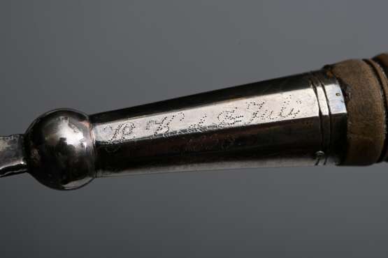 Hamburger Bowlenkelle mit gedrechseltem Holzgriff und fein gravierter Silber Laffe "Turteltauben" an floraler Montierung, innen Reste von Vergoldung, L. 46cm, Gebrauchsspuren - photo 6