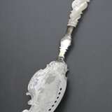 Biedermeier Kuchenheber mit fein geschnitztem Perlmutt Griff und geprägter Silber Laffe "Robinson Crusoe am Strand", MZ: H. Krahnstöver, L. 34cm - photo 1