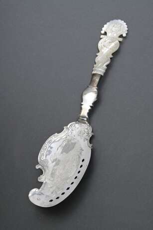 Biedermeier Kuchenheber mit fein geschnitztem Perlmutt Griff und geprägter Silber Laffe "Robinson Crusoe am Strand", MZ: H. Krahnstöver, L. 34cm - photo 1