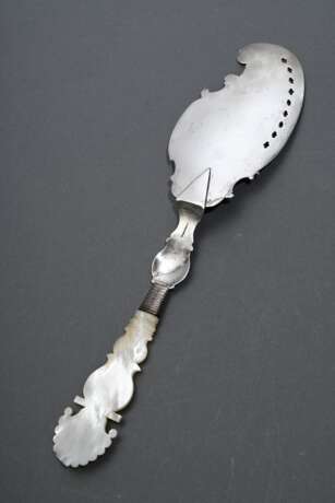 Biedermeier Kuchenheber mit fein geschnitztem Perlmutt Griff und geprägter Silber Laffe "Robinson Crusoe am Strand", MZ: H. Krahnstöver, L. 34cm - photo 2