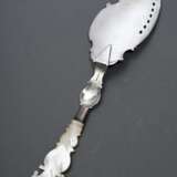 Biedermeier Kuchenheber mit fein geschnitztem Perlmutt Griff und geprägter Silber Laffe "Robinson Crusoe am Strand", MZ: H. Krahnstöver, L. 34cm - photo 2