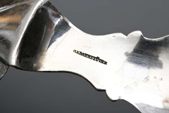Biedermeier Kuchenheber mit fein geschnitztem Perlmutt Griff und geprägter Silber Laffe "Robinson Crusoe am Strand", MZ: H. Krahnstöver, L. 34cm - photo 4