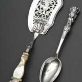 2 Diverse Teile Biedermeier Kuchenheber mit durchbrochener Laffe sowie Perlmutt Griff und Löffel mit halbplastischem Stiel, Silber, zus. 154g, Druckstelle - photo 1