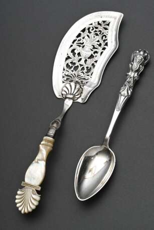 2 Diverse Teile Biedermeier Kuchenheber mit durchbrochener Laffe sowie Perlmutt Griff und Löffel mit halbplastischem Stiel, Silber, zus. 154g, Druckstelle - photo 1