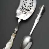 2 Diverse Teile Biedermeier Kuchenheber mit durchbrochener Laffe sowie Perlmutt Griff und Löffel mit halbplastischem Stiel, Silber, zus. 154g, Druckstelle - photo 2