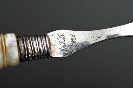 2 Diverse Teile Biedermeier Kuchenheber mit durchbrochener Laffe sowie Perlmutt Griff und Löffel mit halbplastischem Stiel, Silber, zus. 154g, Druckstelle - photo 3