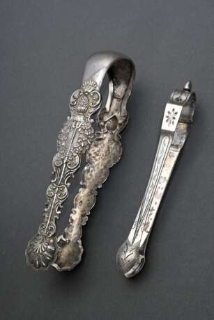 2 Diverse Biedermeier Zuckerzangen in verschiedenen Dekoren, 1x dat. 1835, Silber, 90g, L. 14,3/16cm - photo 1