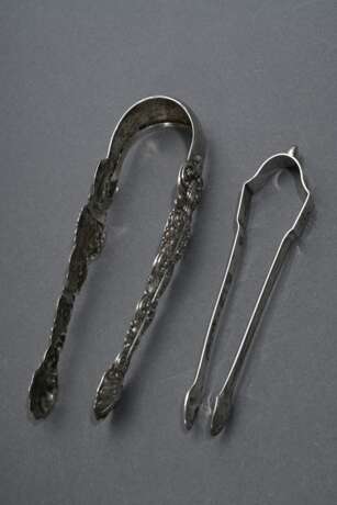 2 Diverse Biedermeier Zuckerzangen in verschiedenen Dekoren, 1x dat. 1835, Silber, 90g, L. 14,3/16cm - photo 2