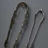 2 Diverse Biedermeier Zuckerzangen in verschiedenen Dekoren, 1x dat. 1835, Silber, 90g, L. 14,3/16cm - photo 2