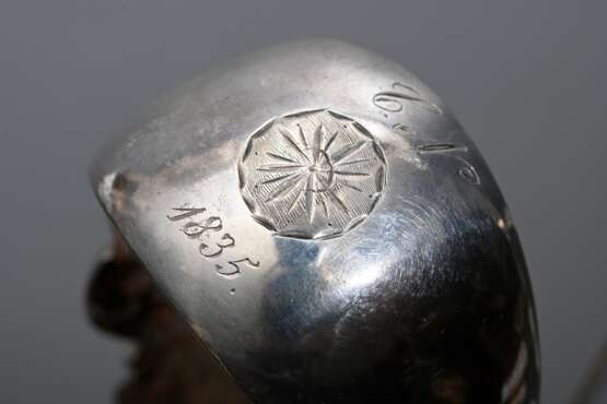 2 Diverse Biedermeier Zuckerzangen in verschiedenen Dekoren, 1x dat. 1835, Silber, 90g, L. 14,3/16cm - photo 3