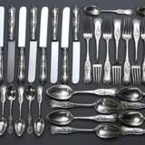 43 Teile russisches Biedermeier Besteck mit floralem Relief am Griff und Monogramm "FAS", MZ: Karol Filip Malcz, Warschau 1860, Silber 84 Zolotniki, 2252g (o.Messer), bestehend aus: 12 Messer, 11 Gabeln, 8 Löff… - photo 1