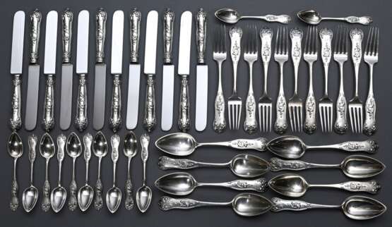 43 Teile russisches Biedermeier Besteck mit floralem Relief am Griff und Monogramm "FAS", MZ: Karol Filip Malcz, Warschau 1860, Silber 84 Zolotniki, 2252g (o.Messer), bestehend aus: 12 Messer, 11 Gabeln, 8 Löff… - photo 1