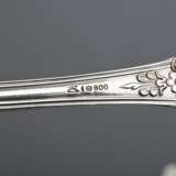 4 Diverse Teile Vorlegebesteck mit Monogramm "OH", Wilkens, Silber 800, 231g: Paar Fleischgabeln (L. 19,5cm), Gemüselöffel (L. 20cm) und Kartoffellöffel (L. 18cm) - photo 3