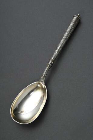 Dänischer Vorlegelöffel mit floral reliefiertem Zylindergriff, MZ: Hertz, Kopenhagen um 1900, Beschaumeister: Simon Groth, Silber 835, 46g L. 21cm, Restvergoldung in der Laffe - photo 1