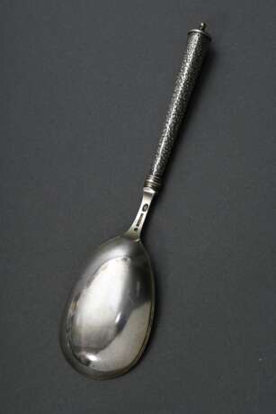 Dänischer Vorlegelöffel mit floral reliefiertem Zylindergriff, MZ: Hertz, Kopenhagen um 1900, Beschaumeister: Simon Groth, Silber 835, 46g L. 21cm, Restvergoldung in der Laffe - photo 2