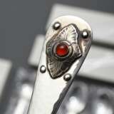6 Georg Jensen Löffel mit Karneol Cabochons in Blütenornament zum Jubiläum 1904-1979, Silber 925, 288g, L. 15,2cm, in Originaletuis und -verpackungen - photo 3