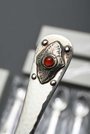 6 Georg Jensen Löffel mit Karneol Cabochons in Blütenornament zum Jubiläum 1904-1979, Silber 925, 288g, L. 15,2cm, in Originaletuis und -verpackungen - photo 3