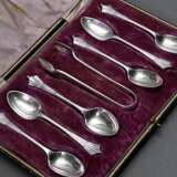 7 Diverse Teile Besteck: 6 Mokkalöffel mit Fächermuster und Zuckerzange in Originaletui, MZ: Walker & Hall, Sheffield 1909/1910, Silber 925, 101g - photo 3