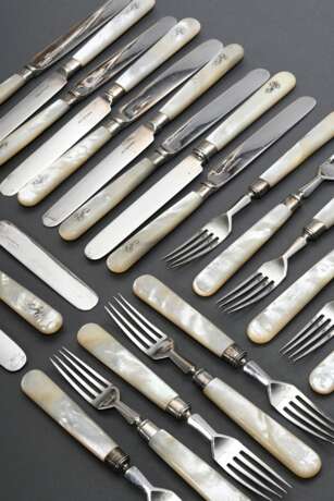 23 Teile elegantes Besteck mit massiven Perlmutt Griffen und Monogrammgravur "L" sowie Silber 800 Forken und Klingen: 12 Gabeln und 11 Messer, Alters- und Gebrauchsspuren - photo 1