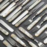 23 Teile elegantes Besteck mit massiven Perlmutt Griffen und Monogrammgravur "L" sowie Silber 800 Forken und Klingen: 12 Gabeln und 11 Messer, Alters- und Gebrauchsspuren - photo 1