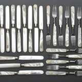 23 Teile elegantes Besteck mit massiven Perlmutt Griffen und Monogrammgravur "L" sowie Silber 800 Forken und Klingen: 12 Gabeln und 11 Messer, Alters- und Gebrauchsspuren - photo 2