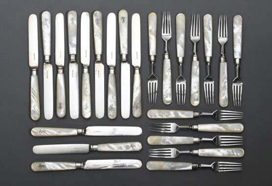 23 Teile elegantes Besteck mit massiven Perlmutt Griffen und Monogrammgravur "L" sowie Silber 800 Forken und Klingen: 12 Gabeln und 11 Messer, Alters- und Gebrauchsspuren - photo 2