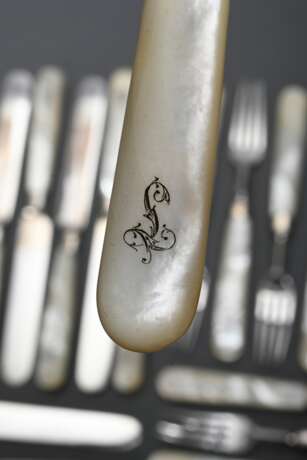 23 Teile elegantes Besteck mit massiven Perlmutt Griffen und Monogrammgravur "L" sowie Silber 800 Forken und Klingen: 12 Gabeln und 11 Messer, Alters- und Gebrauchsspuren - photo 3