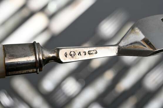 23 Teile elegantes Besteck mit massiven Perlmutt Griffen und Monogrammgravur "L" sowie Silber 800 Forken und Klingen: 12 Gabeln und 11 Messer, Alters- und Gebrauchsspuren - photo 5