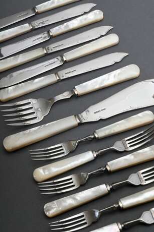 14 Teile englisches Fischbesteck mit Silber 925 Klingen und Forken sowie massiven Perlmutt Griffen, MZ: John Watts Ltd, Sheffield 1963, in Eichenkasten: je 6 Messer und Gabeln sowie 2 Vorlegeteile - photo 1